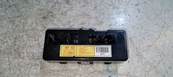 Hyundai Santa Fe Fuse module 952302B225