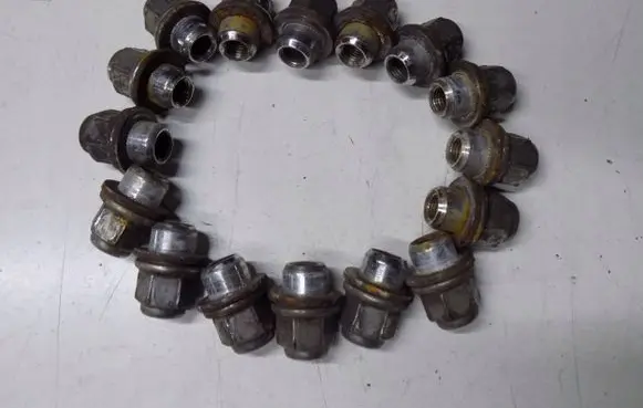 Toyota Corolla Verso AR10 Nuts/bolts 16SZT