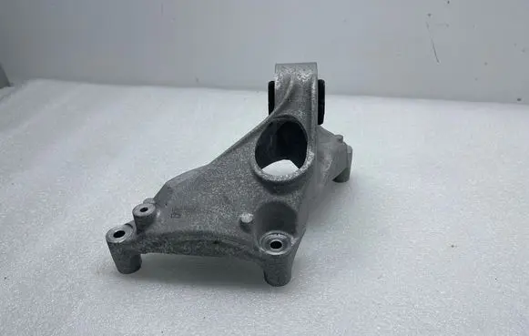 Engine mounting bracket
