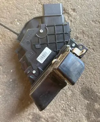 Volvo XC60 Front door lock 30799302