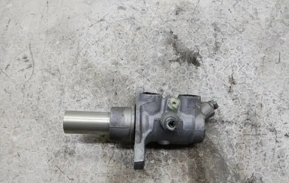 Mercedes-Benz C W205 Master brake cylinder