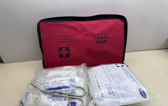 Audi A6 S6 C6 4F First aid kit 8E0860281