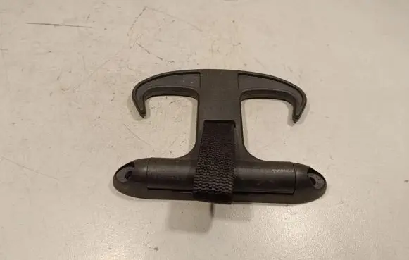 Audi A6 S6 C7 4G Tie down hook / loop 4G5867615