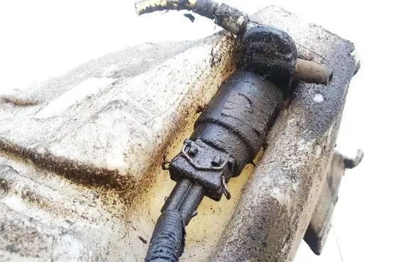 Nissan Primera Windscreen/windshield washer pump