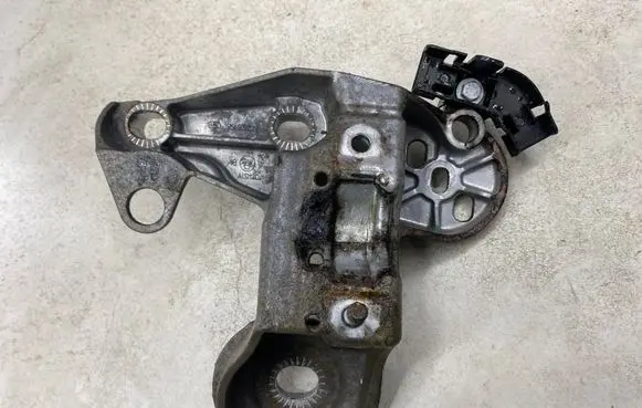 Audi A4 S4 B7 8E 8H Engine mounting bracket 8E0199352N