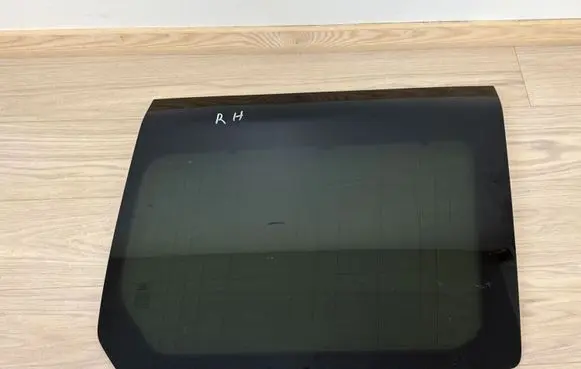 Land Rover Discovery 3 - LR3 Rear side window LR039051 CVB000845 CVB500245