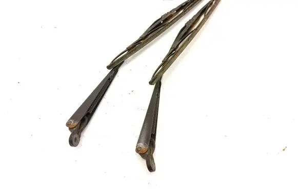 BMW 3 E30 Windshield/front glass wiper blade 57717065 57717066