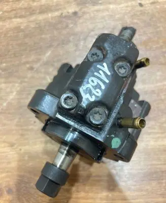 BMW 5 E39 Fuel injection high pressure pump 2247798 0445010009 000615C
