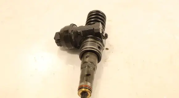 Volkswagen PASSAT B6 Fuel injector 0414720215
