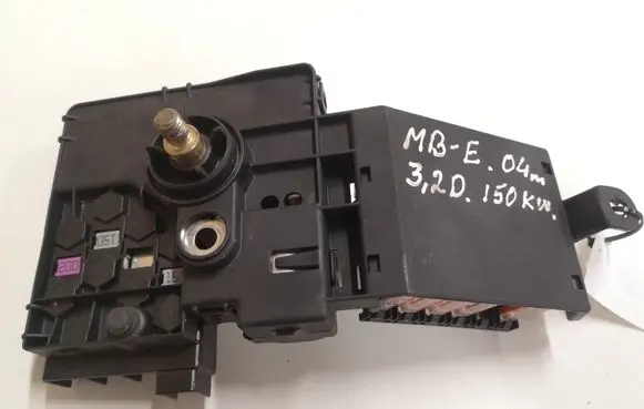 Mercedes-Benz E W211 Fuse module A2115461341 013948371 013948381