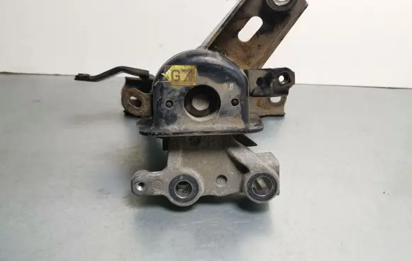 Toyota Prius (XW30) Engine mount bracket
