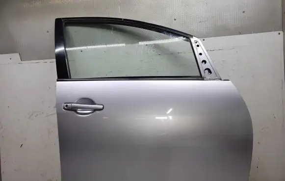 Mitsubishi Grandis Front door