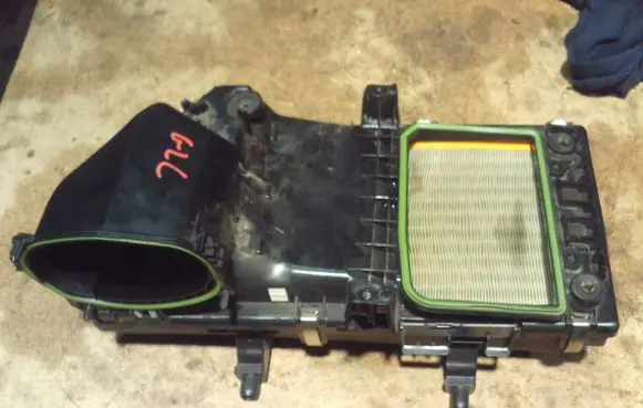Mercedes-Benz C W203 Air filter cleaner box bracket assembly 67894