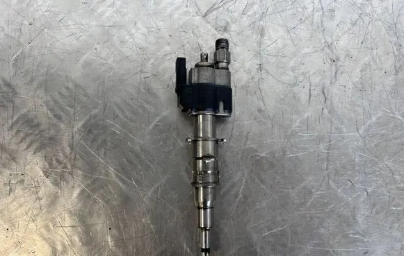 BMW X5M E70 Fuel injector 7585261 0181010