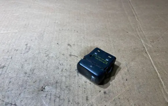 Mercedes-Benz Vito Viano W638 Fuel tank opening switch 0018208601