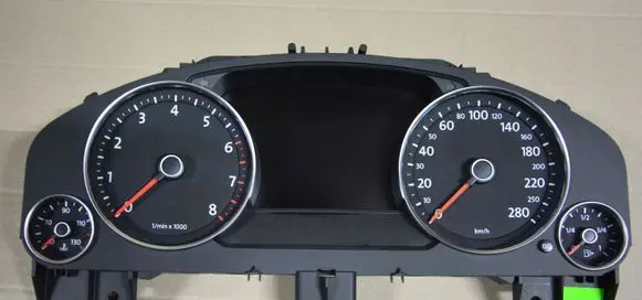 Volkswagen Touareg II Speedometer (instrument cluster) 7P6920882L