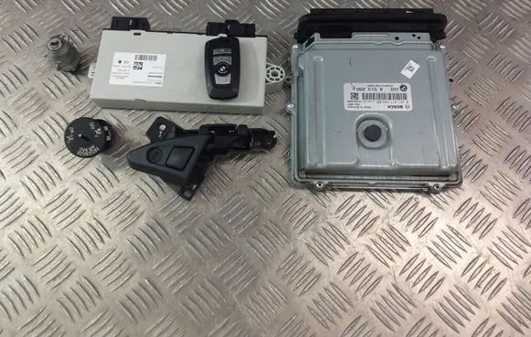 BMW 5 F10 F11 Engine ECU kit and lock set 8513250 0281017648