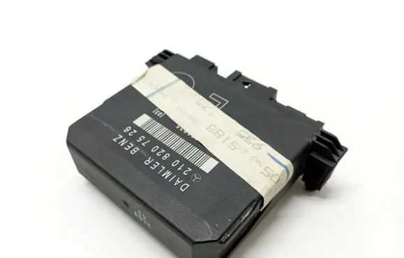 Mercedes-Benz E W210 Door control unit/module 2108207526