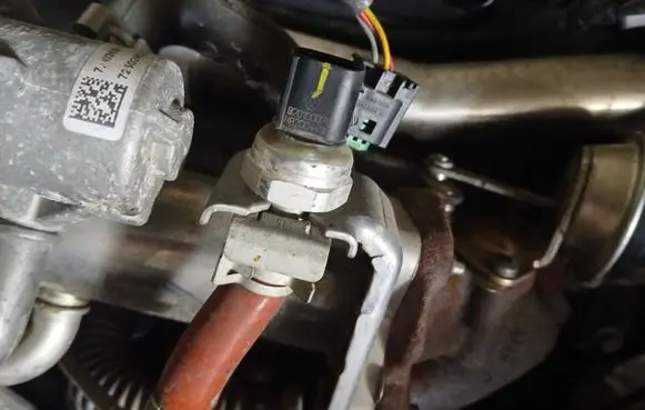 Nissan Juke I F15 Air pressure sensor 8201000764