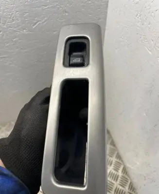 Volvo V50 Electric window control switch 8679678