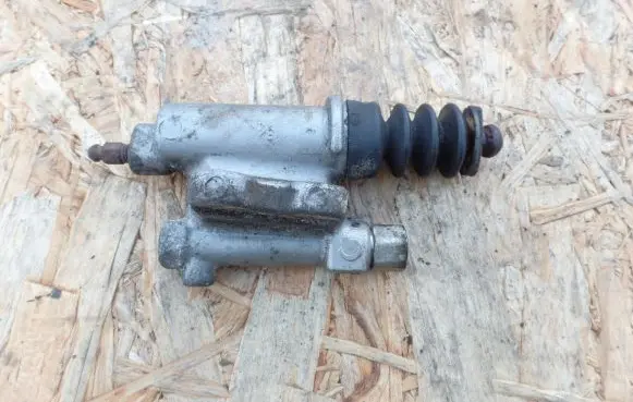 Honda FR-V Clutch slave cylinder 