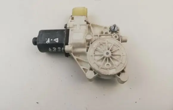 BMW 1 E81 E87 Front door window regulator motor 0130822227 KL3406