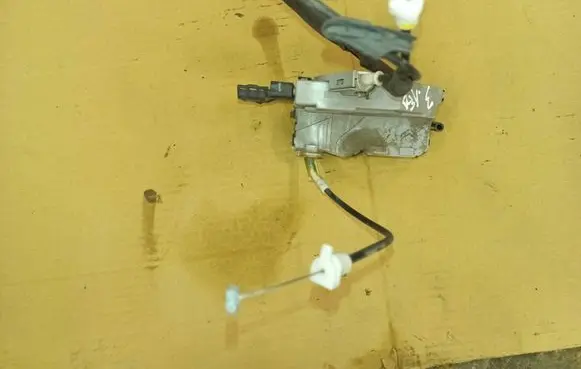 Peugeot 5008 Rear door lock 833329
