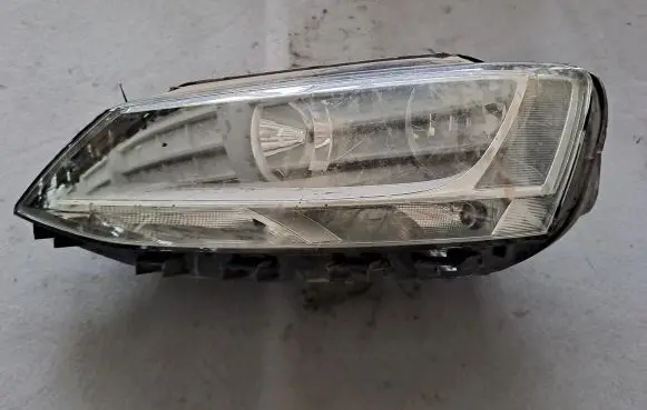 Volkswagen Jetta VI Headlight/headlamp 1EL01039501