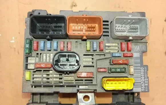 Peugeot 5008 Fuse module 9667044980 R02