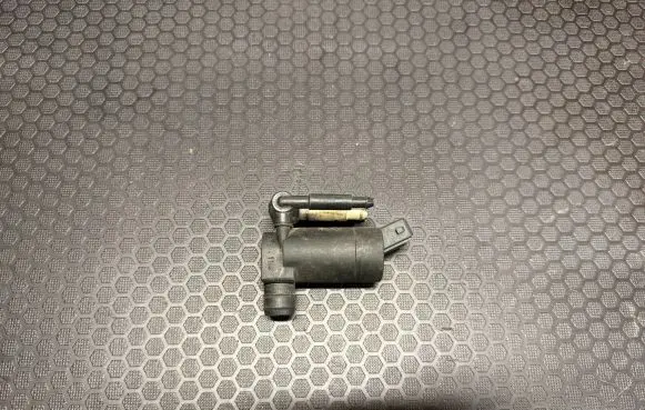 Ford Mondeo Mk III Windscreen/windshield washer pump 1S7117K624FC 323060