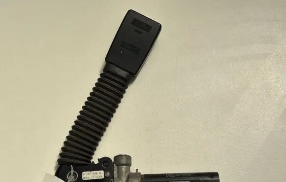 BMW 3 E46 Front seatbelt buckle 8257788