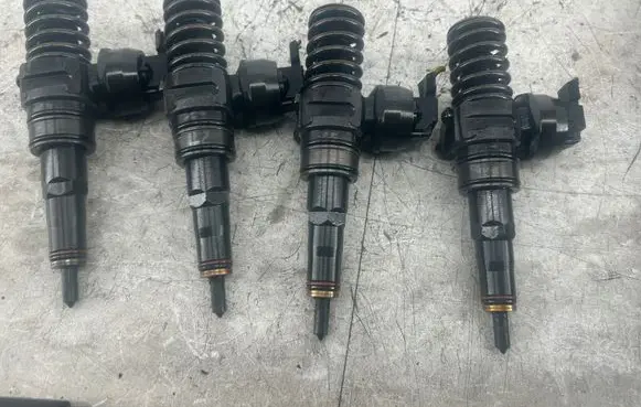 Volkswagen Caddy Fuel injectors set 0414720215