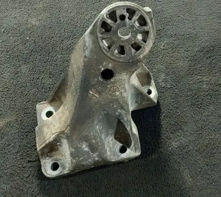 Volkswagen Touareg I Engine mounting bracket 7L6199302B AH811 AC46000
