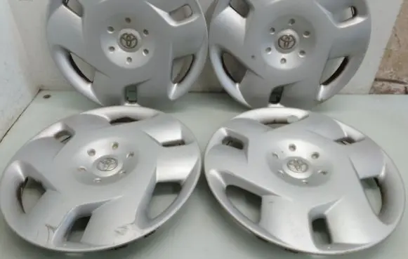 Toyota Avensis T220 R15 wheel hub/cap/trim 