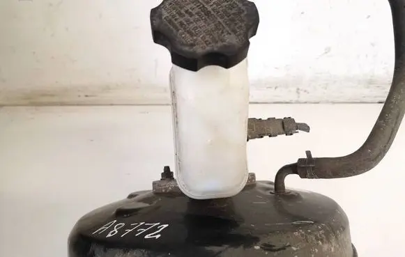 Brake fluid reservoir