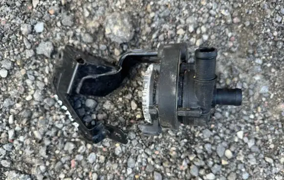 Renault Captur II Electric auxiliary coolant/water pump 210111061R 039202450R