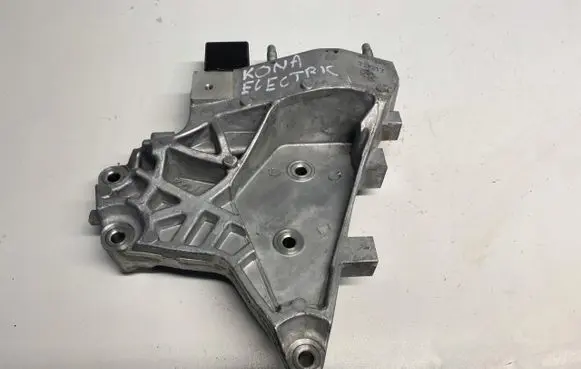 Engine mount bracket