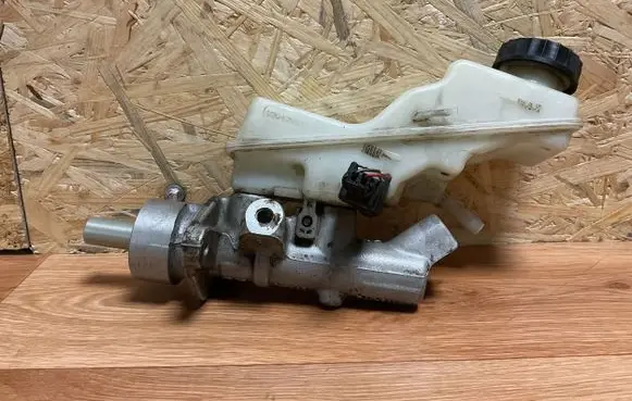 Toyota Avensis T250 Master brake cylinder 25113479