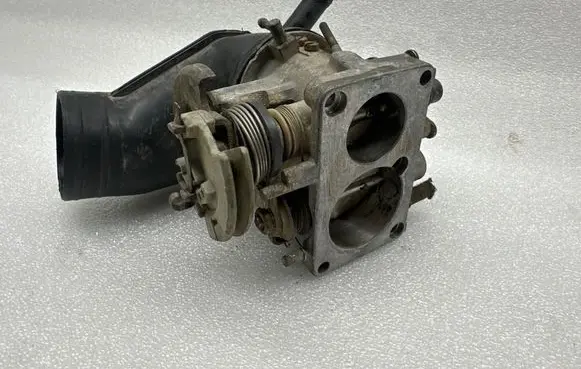 Volkswagen Golf II Throttle valve 3911768903 029030063B