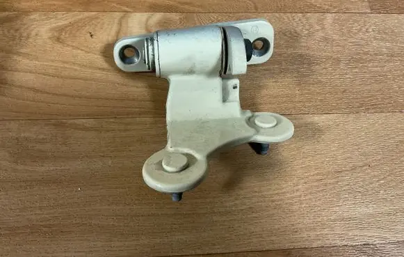 Mercedes-Benz E W212 Rear door lower hinge A047058