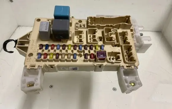 Toyota Corolla Verso E121 Fuse box set 892210F010 05090122201002