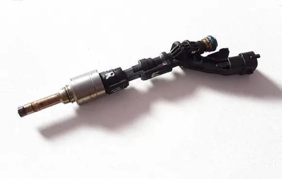 Land Rover Range Rover L322 Fuel injector 8W939F593AD 0261500105