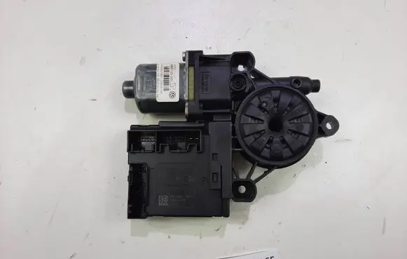 Volkswagen PASSAT B7 Front door window regulator motor 3C0959792C
