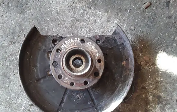 Opel Meriva B Front wheel hub 132620