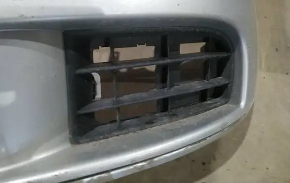 Volkswagen Golf V Front bumper lower grill