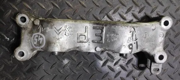 Engine mounting bracket