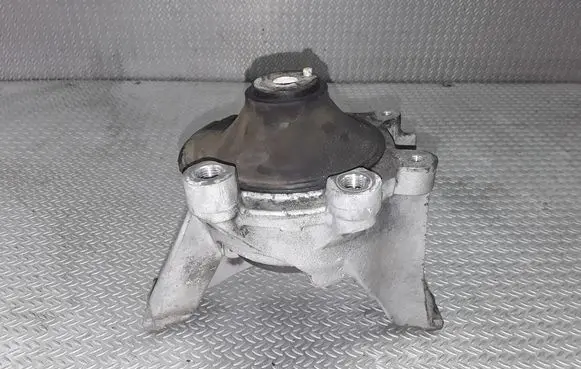 Honda CR-V Engine mount bracket