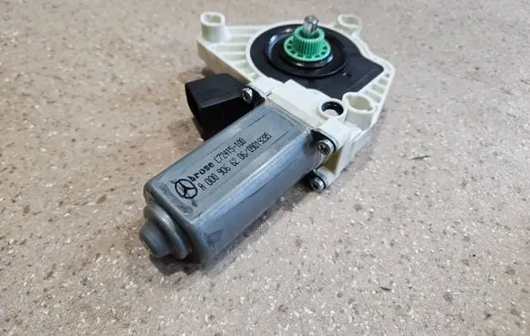 Mercedes-Benz E W238 Front door window regulator motor A0009066206