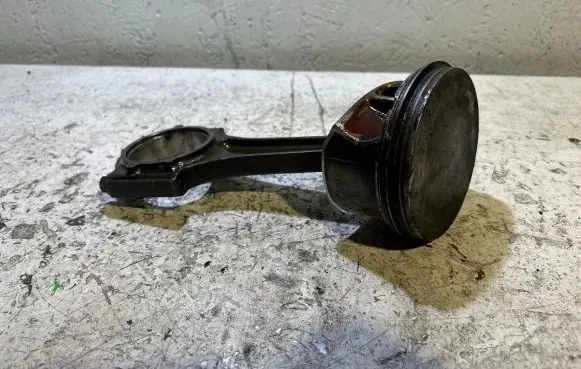 Dodge Challenger Piston with connecting rod