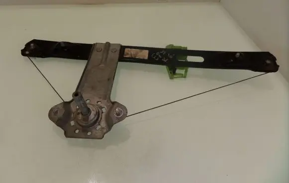 Rear door manual window regulator